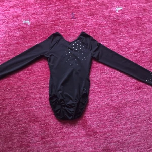 Svart gymnastik dräkt  - Svart gymnastik dräkt med paljetter på. Säljer pga av att den är för liten för mig. Den är i väldigt bra skick. Kontakta gärna mig om du har frågor!