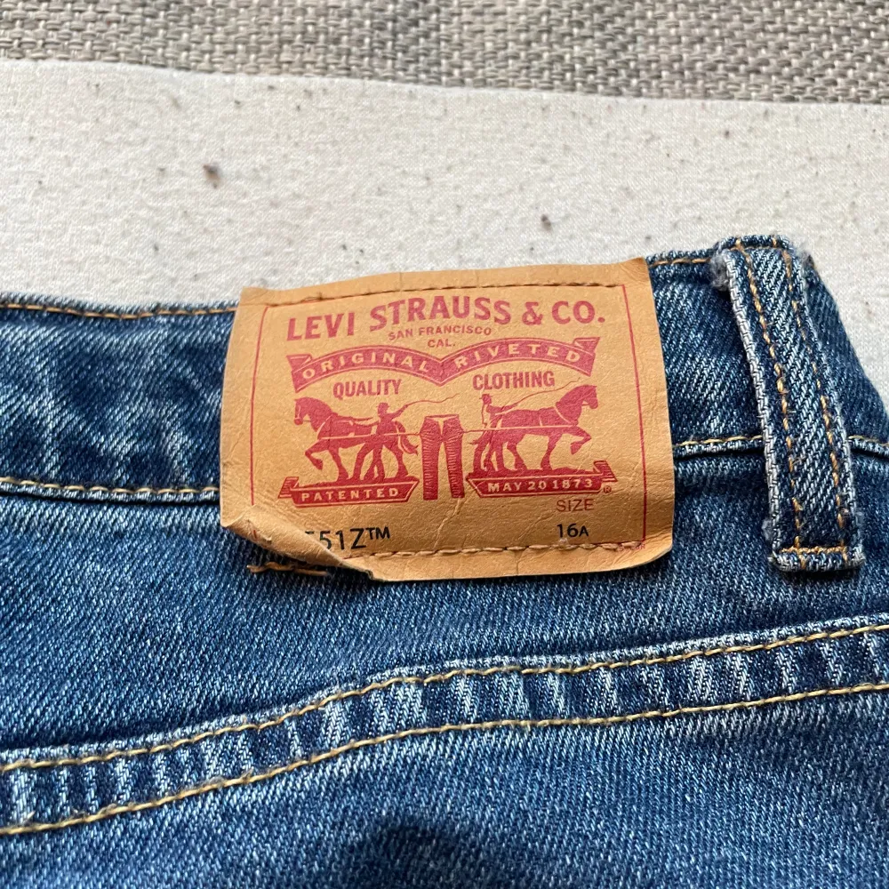 Säljer Levis 551z authentic straight jeans köpta på kids brand store för cirka 2 år sedan säljer för att dom inte passar mig så bra längre, lite sönder vid lappen på baksidan men inte mycket. Jeans & Byxor.