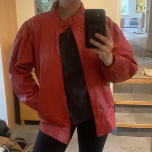 Röd skinnjacka - Röd skinnjacka i jättefint skick