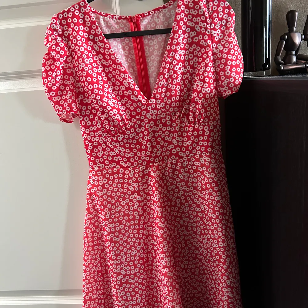 Jag säljer nu min söta klänning från CHIQUELLE. Säljer den eftersom den inte kommer till användning längre. Använd ungefär 3 gånger🥰🥰 Skriv för mer info och fler bilder. Klänningar.