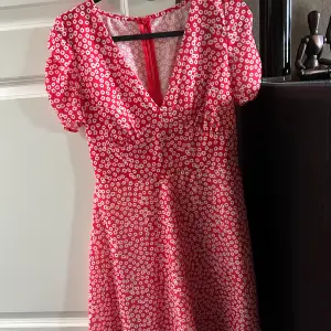 Jag säljer nu min söta klänning från CHIQUELLE. Säljer den eftersom den inte kommer till användning längre. Använd ungefär 3 gånger🥰🥰 Skriv för mer info och fler bilder