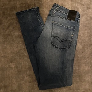 Replay Anbass - Ett par snygga Replay Anbass i blå | Stl W33 L34 | Skick 7.5/10 | Nypris 1599kr - Mitt pris 349kr | Hör av dig om det är någonting du undrar!