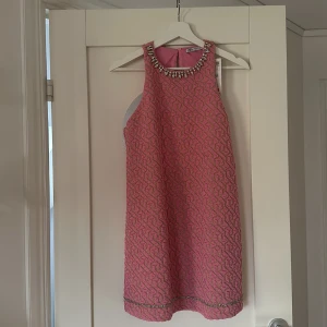 rosa klänning zara - urgullig klänning från zara. aldrig använd, prislappen kvar.