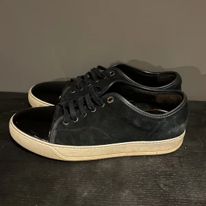 Lanvin skor - Säljer mina lanvins, använda rätt så mycket, sulan har blivit lite gulfärgad sedan finns det en repa på glanset på ena skon som ni kan se på bilden, annars är de bra men skick runt 6/10. Priset går absolut att diskutera!