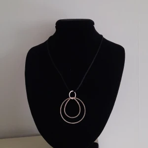 Halsband  - Helt nytt. Hör av dig vid frågor eller funderingar  