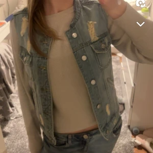 Jeans väst - Skit snygga och as trendig jeans bäst,köpt från Sellpy aldrig använd med prislapp kvar! 