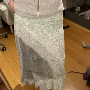 Så härlig sommar kjol som även kan bli använd som en klänning💚🙏🏼 Använd fåtal gånger men inga defekter, säljs då den är för kort på mig som är 163, den är 80 cm lång, passar S-L