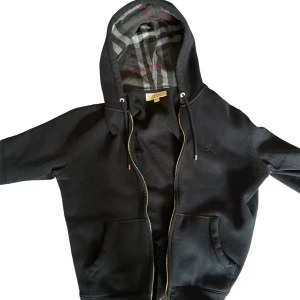 Burberry Hoodie - Äkta burberry hoodie köpt på kicksnstuff i göteborg riktig bra skick ungefär 9/10 Pm via bilder,pris och frågor