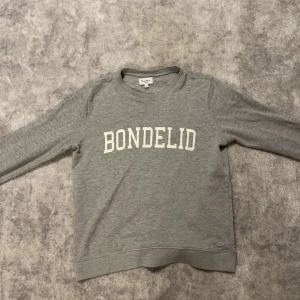 Bondelid tröja - En stilren och snygg tröja som är populär. Tröjan är i bra skick. Säljer pågrund av att den är för liten. Storlek S men liten i storlek. Färg Grå Om du vill ha fler bilder är bara att fråga. Pris går att diskutera! 