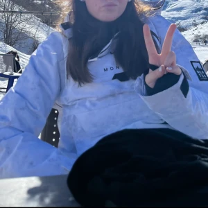 Skidjacka montec - Nu säljer jag min snygga skidjacka från Montec som tyvärr inte kommit till så mycket användning. Den är storlek S (herrstorlek), men sitter som en en M på mig. Nypris 2199kr