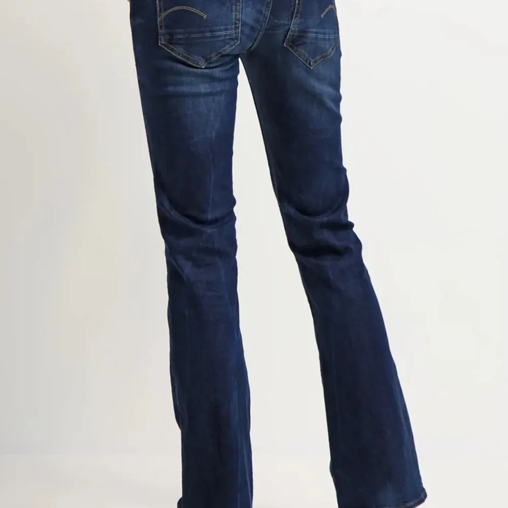 Jättesnygga bootcut jeans från  g-star. Köpta för ca 1000kr. Jeans & Byxor.