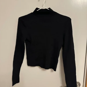 Polo topp  - En polo tröja från H&M. Jättefint material! Tjockt och sitter jättefint på en! Den är för liten för mig dock:( trots att det är i storlek S så skulle jag säga att den sitter som en S-M.