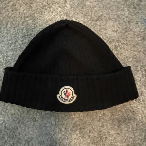 Moncler mössa - Nästan oanvänd inga skador