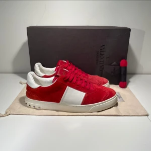 Valentino Flycrew  - Röda Valnetino Flycrews i toppskick! Alla nitar sitter kvar! Storlek 39 men sitter som 40,5-41. Nypris: 7-8 tusen! Allt på första bilden tillkommer i köpet! Vänster sko har en liten defekt (skriv pm för att se bild). Priset går att diskuteras