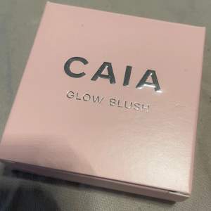 Caias glow blush i färgen raspberry passion. Den är oöppnad och jag säljer den för att jag inte använder blush, fick den i julkalendern.