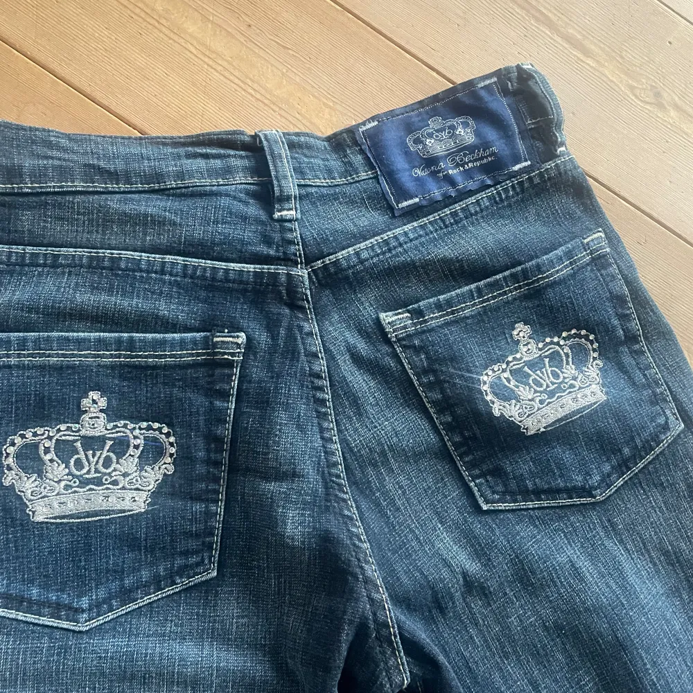 bra skick lågmidjade victoria beckham jeans köpt här på plick, midja 35cm tvärsöver. Jeans & Byxor.