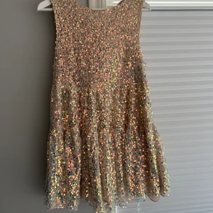 Jättesöt paljett klänning från Zara - Paljett klänning från Zara.