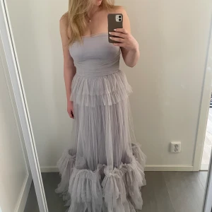 Balklänning - Säljer min jättefina balklänning från Lace & Beads då jag hittat en annan. Klänningen är i storlek UK 12 (dvs M) och är köpt för 1062 kr. Den är aldrig använd och prislappen sitter kvar!💕