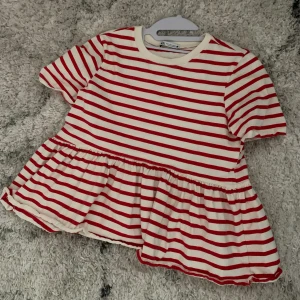 Zara T-shirt -  Jag säljer min zara t-shirt storlek S.
