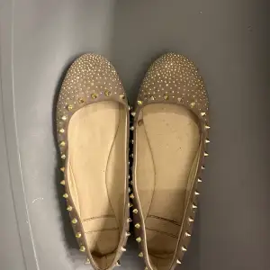 Beiga ballerina skor med guldnitar