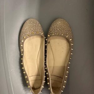 Ballerina skor med nitar - Beiga ballerina skor med guldnitar