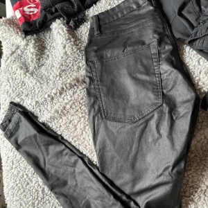 Jeans - Svarta jeans i matt läder tyg typ. Väldigt stretchiga. Tyvärr för små för mig.   Köparen står för frakten 🎀