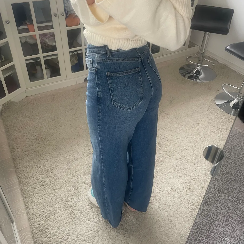 Vida jeans från Lindex i storlek 170 men passar XS och mig som är 162 cm❤️. Jeans & Byxor.