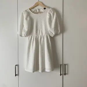 Säljer super fin vit klänning från Gina Tricot, storlek XS. Köpt på plick, fint skick. Passar perfekt till skolavslutning och student. Råkade köpta två likadana. 
