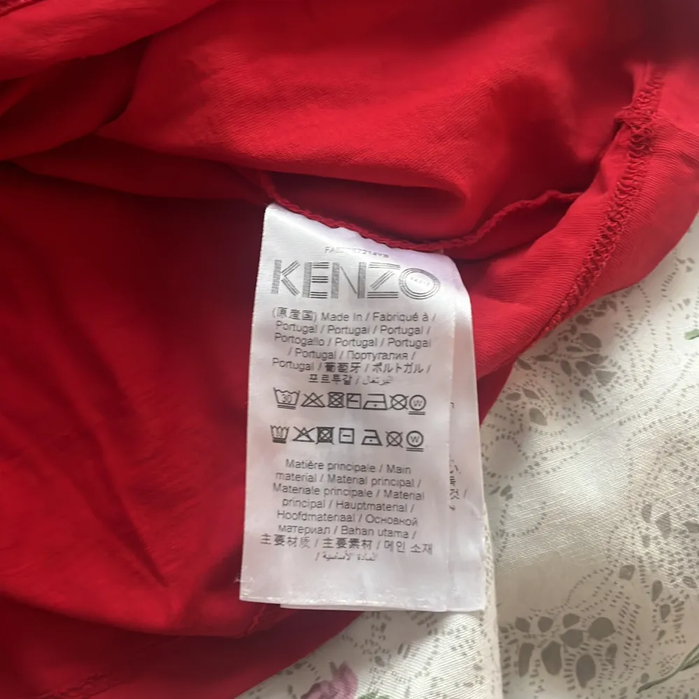 Röd Kenzo t-shirt i storlek s, som är perfekt för somaren och nypriset ligger runt 1000kr. För mer info kan ni gärna kontakta säljaren!. T-shirts.
