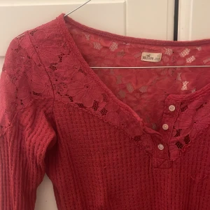 Långärmad Topp - Tröja från hollister i stl s. Jordgubbsröd/rosa med spets upptill 