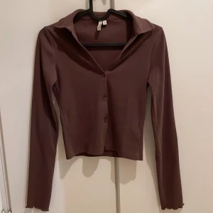 Tröja  - Fin urringad tröja med knappar