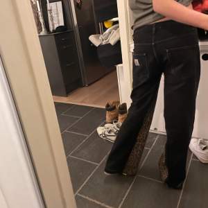 Egengjorda svarta carhartt jeans med låg midja och leopardmönster. Insydd tråd i midjan på insidan. Säljer lite billigare då de är några av mina första. Midja:40cm Innerben: 80cm 🐆✨