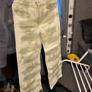 Blekta jeans  - Gröna jeans från H&M som jag blekte själv i storlek 40