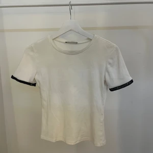 Zara topp🤍 - Säljer denna supersnygga zara toppen för snygga detaljer på armarna. Köpt här på plick men var tyvärr förstor för mig. Den är väldigt stretchig i materialet så passar från storlek S-M/L. Skriv för fler frågor, köp via köp nu funktionen🤍