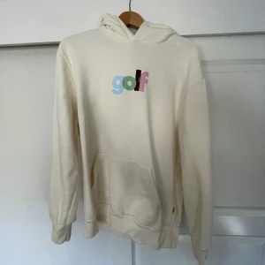 PIX HOODIE by GOLF WANG - Köpte denna beige GOLF WANG hoodie från deras webbshop 2022. Använd en gång. Tre små fläckar vid höger axeln men smälter samman med hoodiens färg. True-to-Size och riktigt bra kvalié. För mer bilder, fråga! 
