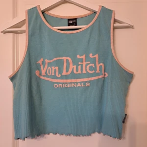 Von Dutch topp 🩵🩷 - Riktig topp från Von Dutch ✨️ Säljer p.g.a att den inte kommit till användning 😊 Den är i storlek L men funkar även som M! Kontakta mig för frågor! 💗