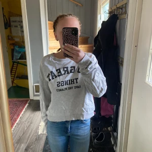 Lång armad tjocktröja  - Den är i storlek 170/s, den är inte jätte tjock i materialet   Kan fixa mer bilder om det behövs 