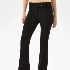 Bershka lowwaist kostymbyxor - Kostymbyxor från bershka aldrig använt förut eftersom de inte min stil längre och för långa för mig så dom kommer aldrig till användning 