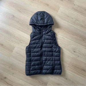 Svart Väst Only - Skitsnygg svart väst från Only. Köpte den cirka 3 år sedan men knappt använd. Säljer pga för stor storlek. Inga hål. Mer bilder kan skickas, bara att skriva! 😉