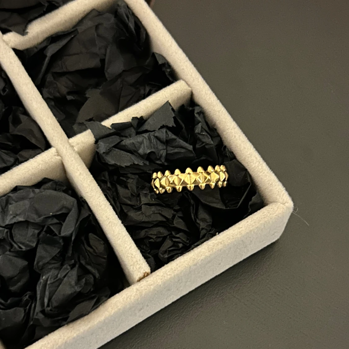 Två ringar i rostfritt stål