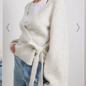 Stickad tröja - Helt ny samt oanvänd stickad tröja från NA KD. I storlek S/M. Kontakta gärna för fler bilder. 