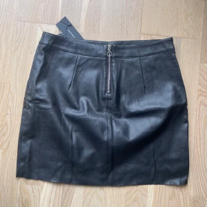 PU skinnkjol  - Helt oanvänd PU skinnkjol med dragkedja i silver där bak, så fin och stretchig! Nypris 399,95 kr - alla prislappar kvar.  Säljer då jag köpte två stycken likadana (älskade den så mycket) men behövdes visst inte två 😂🖤