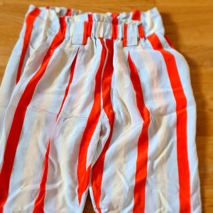 Clownfisk byxor  - Söta randiga byxor. Perfekt till resor. Solen. St 38. Stine Goya. Fint märke. Raka ner till. Möts runt Göteborg. Ej frakt. 80kr.  