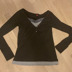 Brun långärmad tröja - En brun långärmad espirit tröja. Fint använt skick. 