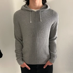 Stickad moncler hoodie - En stickad moncler tröja använd ett fåtal gånger och i ett fint skick. 