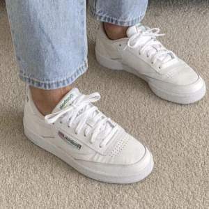 Säljer ett par helt nya vita Reebok skor. Superfina till sommaren och väldigt sparsamt använda.💗