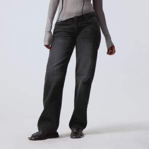 Ett par svart/gråa low arrow jeans från märket weekday. De är knappt använda och i ny-skick. Storlek 29 i midjan och 39 i längd (29x32). Köpte dem för 500kr och säljer dem för 350kr.