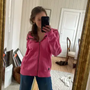 Säljer nu min as snygga barbie-kodade hoddie (m dragkedja) från race marine 💗sjukt fint med guldörhängen och passar perfekt nu till sena sommar och vårkvällar! Så mysig! Finns tecken på användning med en otydlig fläck på närhåll, därav priset 💘