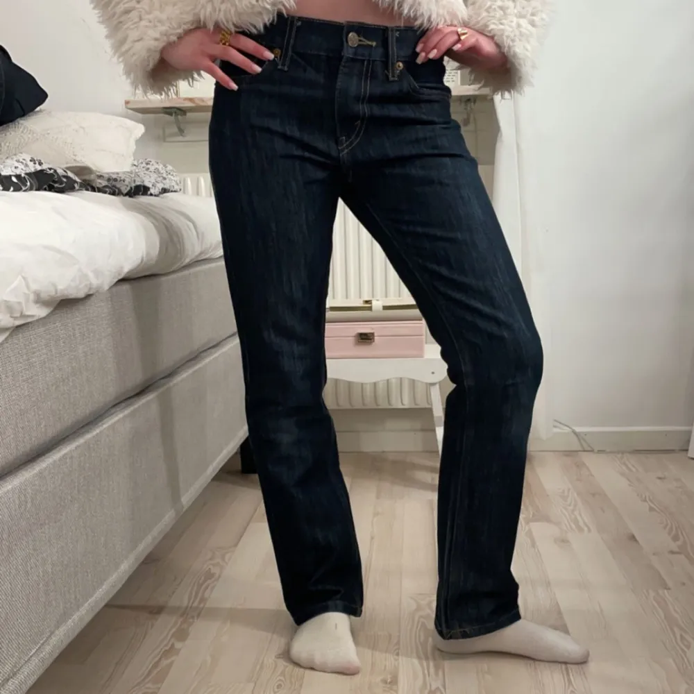 Levis jeans endast använda en gång. Bra skick och utan defekter. Skriv för fler frågor💘. Jeans & Byxor.
