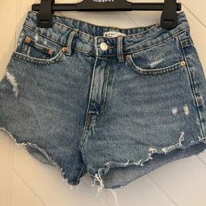 Jättefina jeansshorts från Gina tricot i storlek 32 (XS)💗 säljer för att de tyvärr blivit lite för små för mig. Skriv till mig för frågor eller fler bilder💞 (katt finns i hemmet)